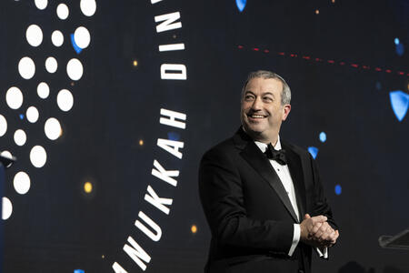 하누카 저녁식사에서의 아리 베르만 랍비 박사